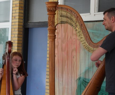 Eine Harfe wird in der Schule vorgestellt