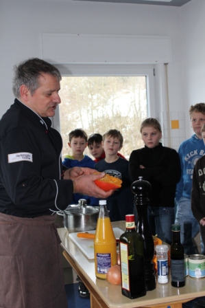Herr Großhans vom Waldhorn Aidlingen kocht mit den Kindern
