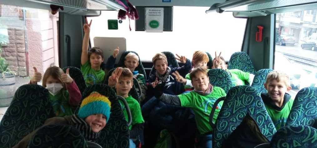 Schulkinder in einem Bus.