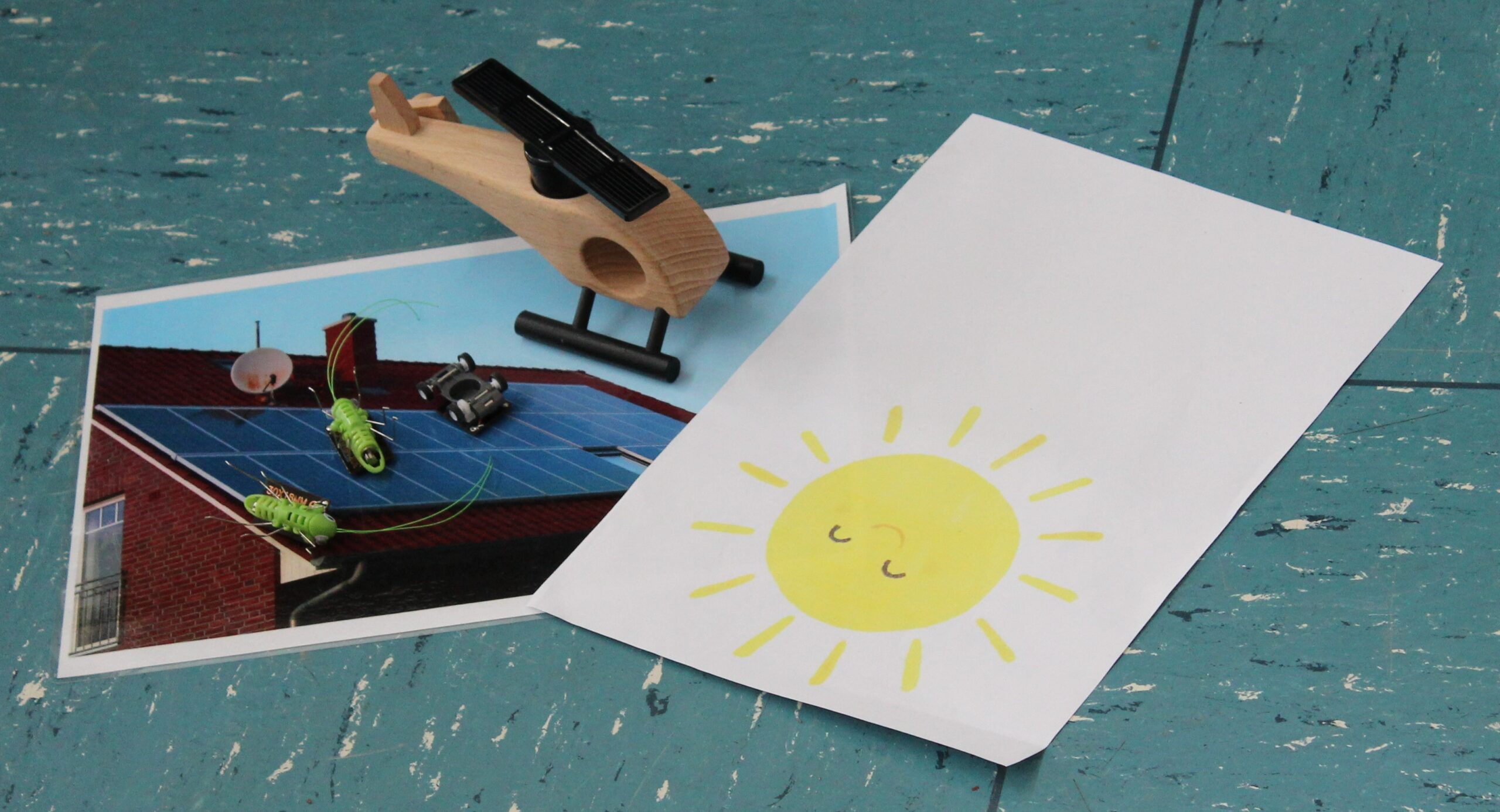 Ein Solarhubschrauber steht auf dem Boden neben einem Bild einer Sonne.