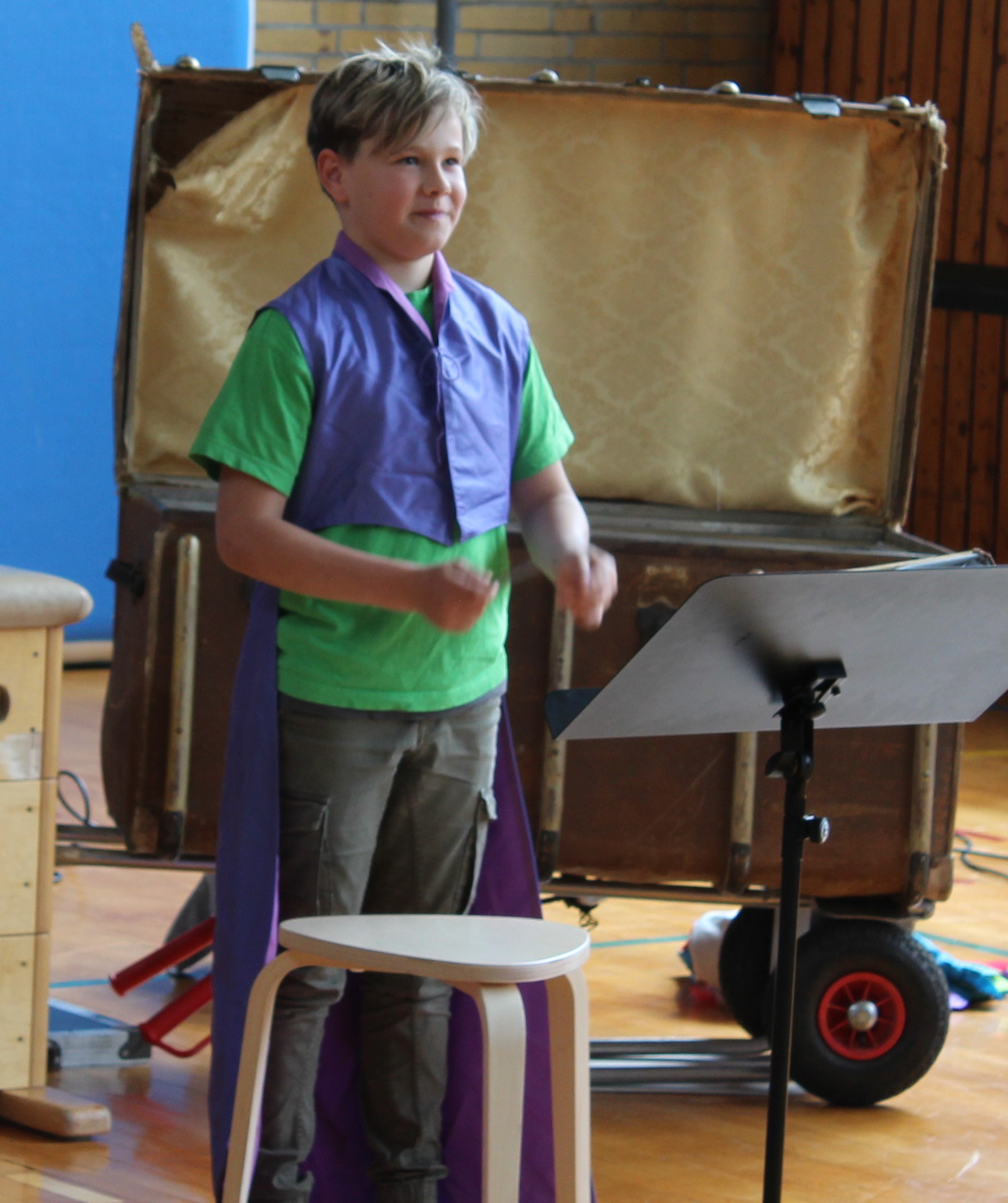 Ein Kind ist als Dirigent verkleidet und dirigiert zur Musik.