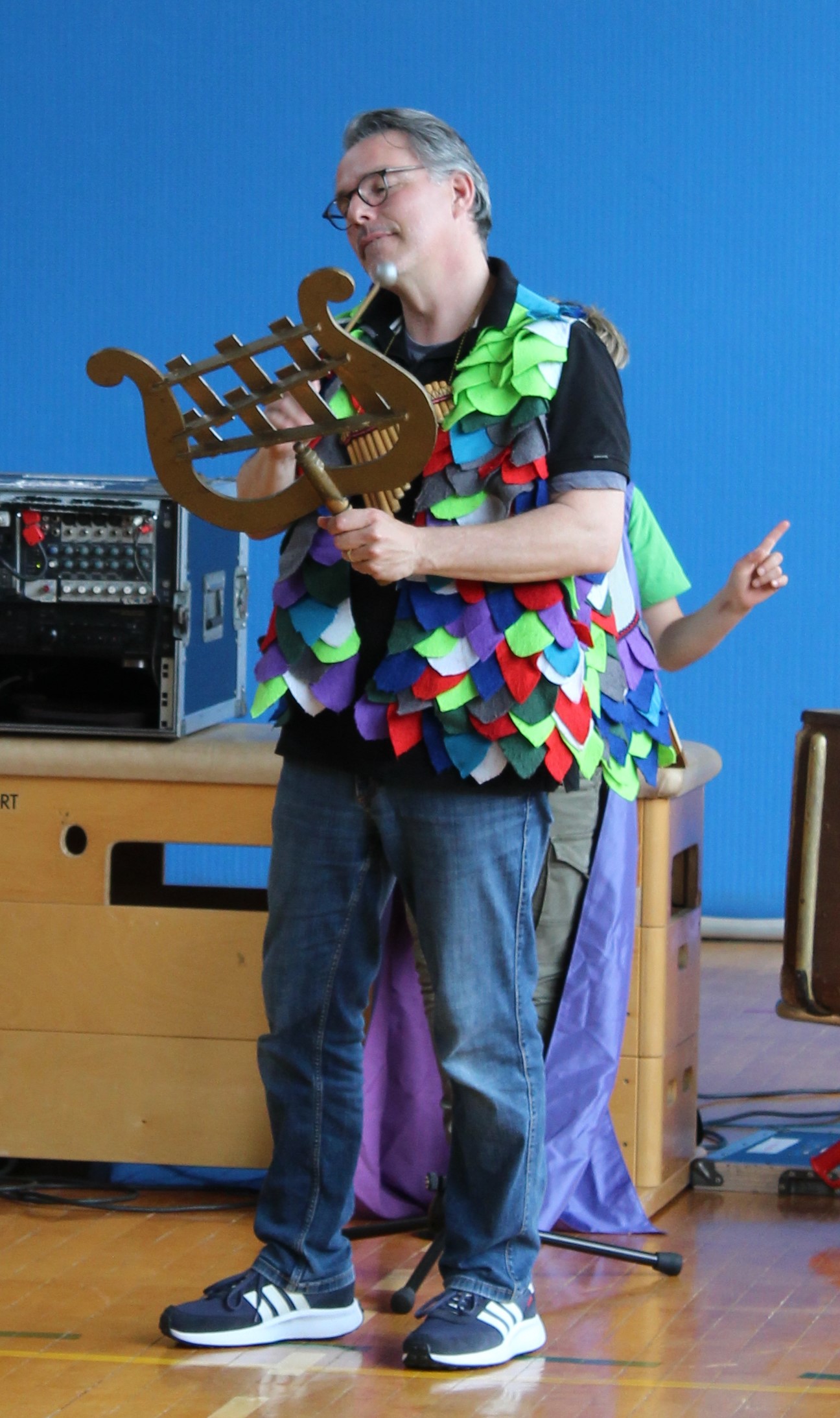 Der Schauspieler Papageno spielt auf seinem Zauberglockespiel.