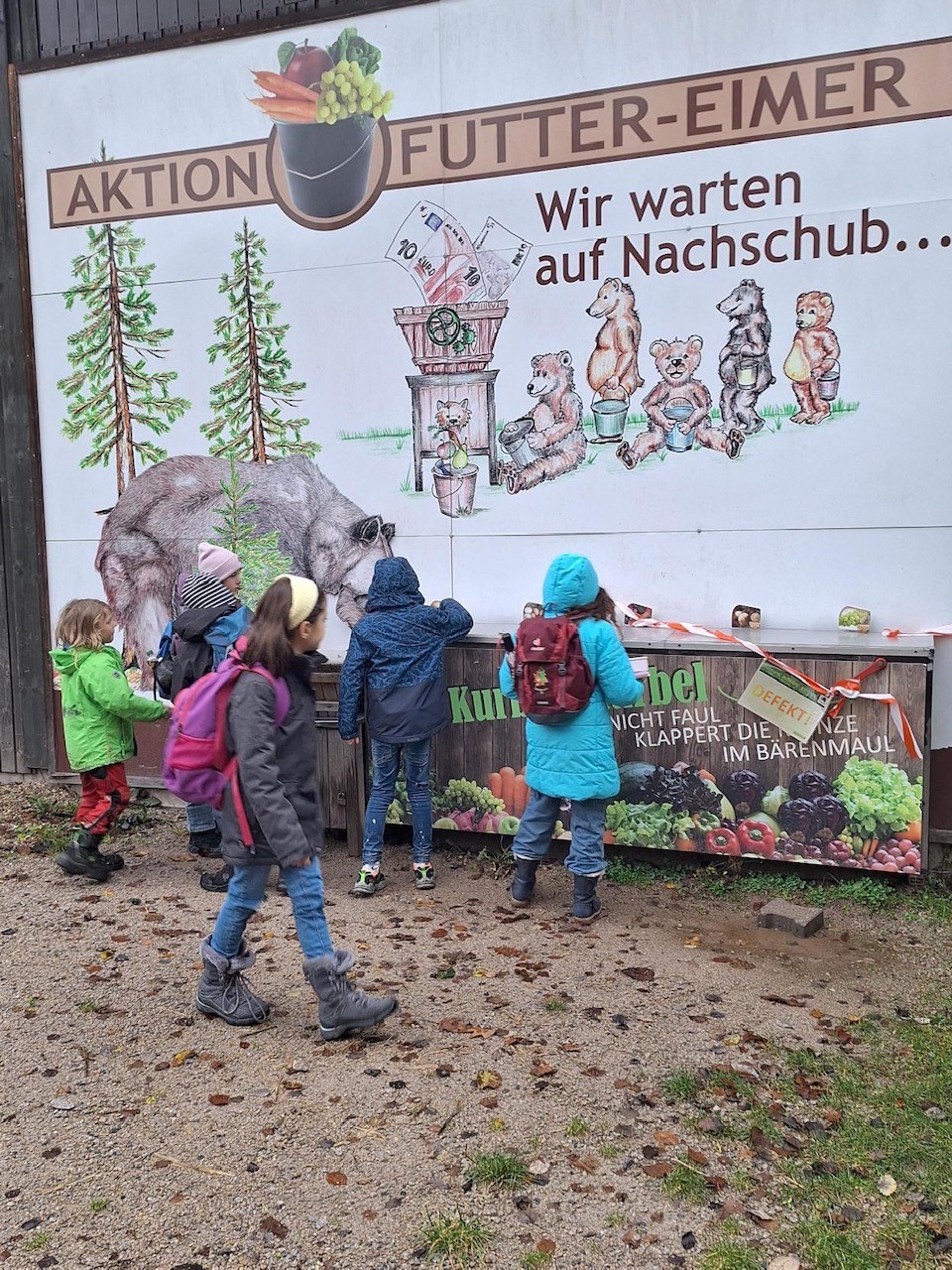 Die Erdschützer AG - Kinder sind im Alternativen Bärenpark Schwarzwald angekommen.