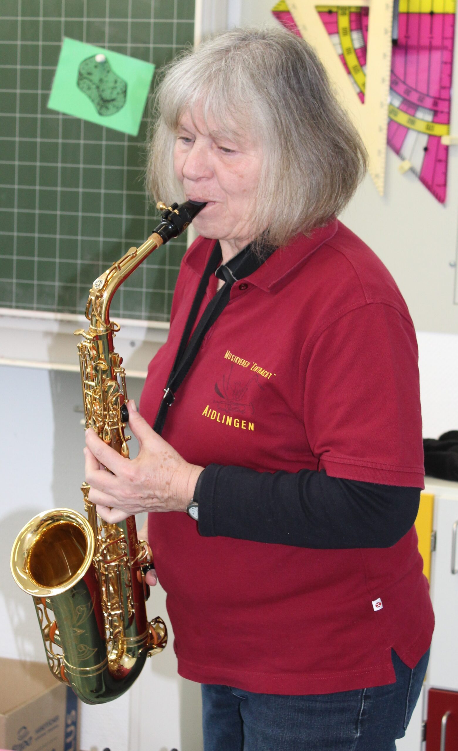 Frau Benzinger spielt Altsaxophon.
