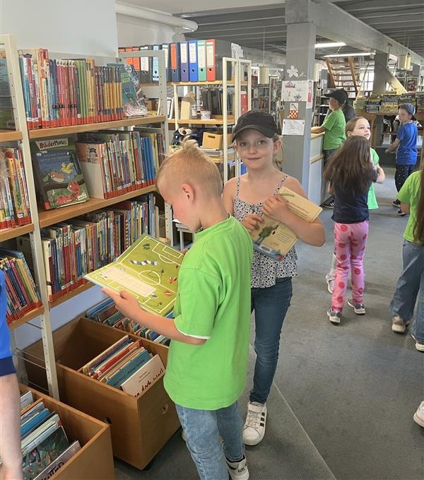 Kinder der zweiten Klasse besuchen die Ortsbücherei.