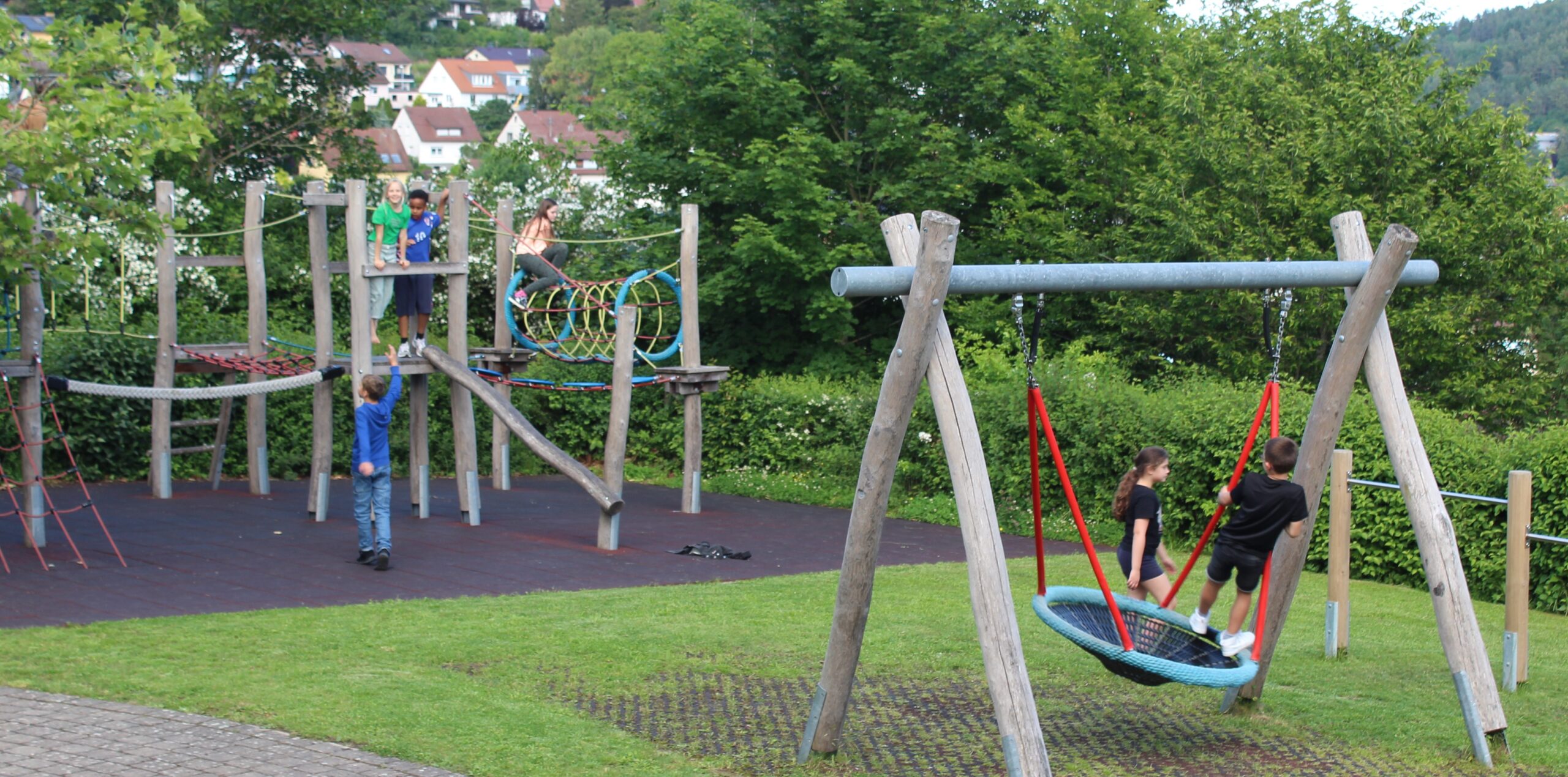 Kinder spielen auf dem Pausenhof.