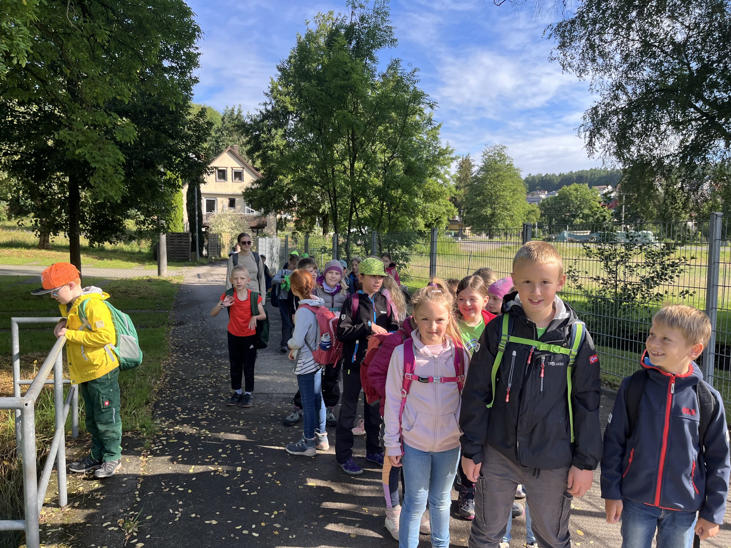 Eine Schulklasse auf dem Wandertag.