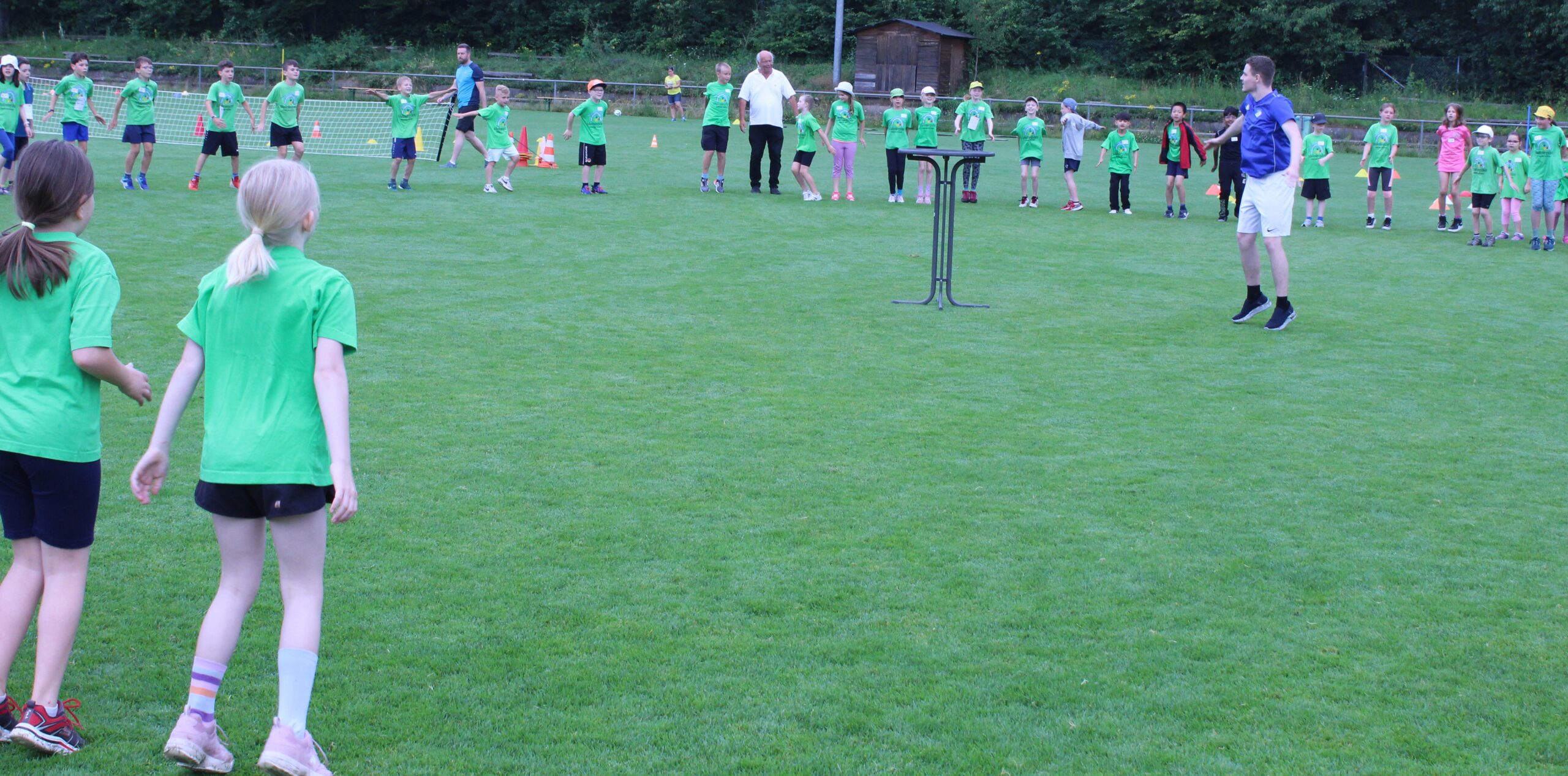 Alle Kinder der Schule machen sich gemeinsam warm für den Sporttag.