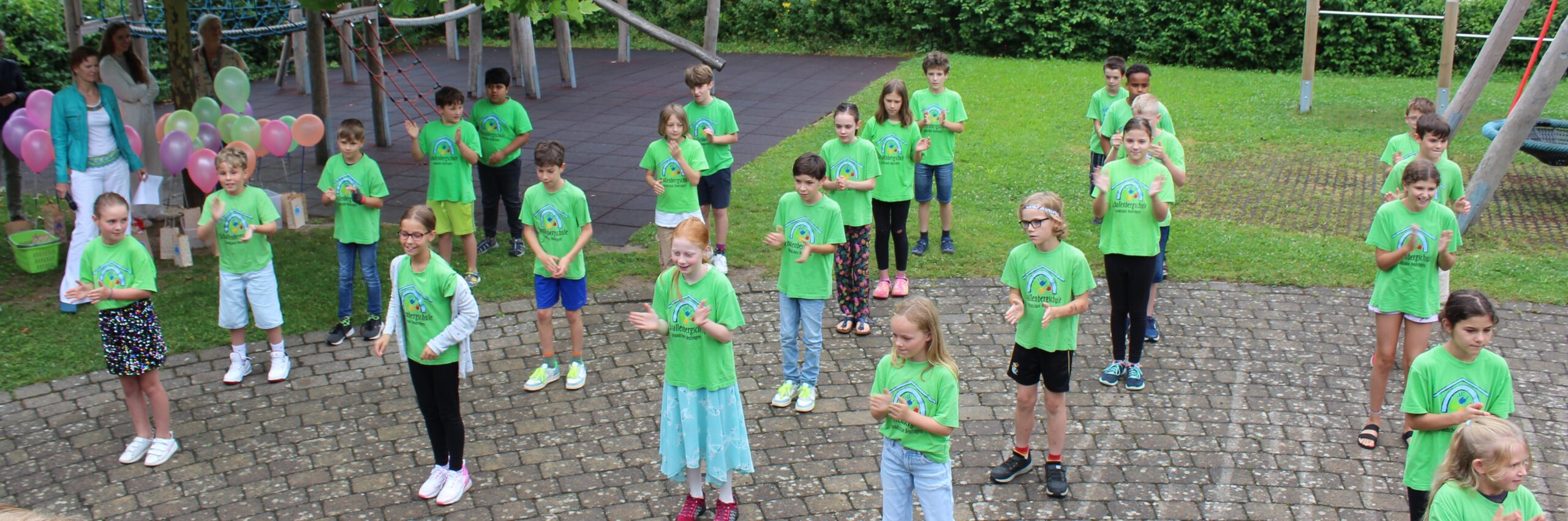 Eine Schulklasse tanzt einen Tanz vor.