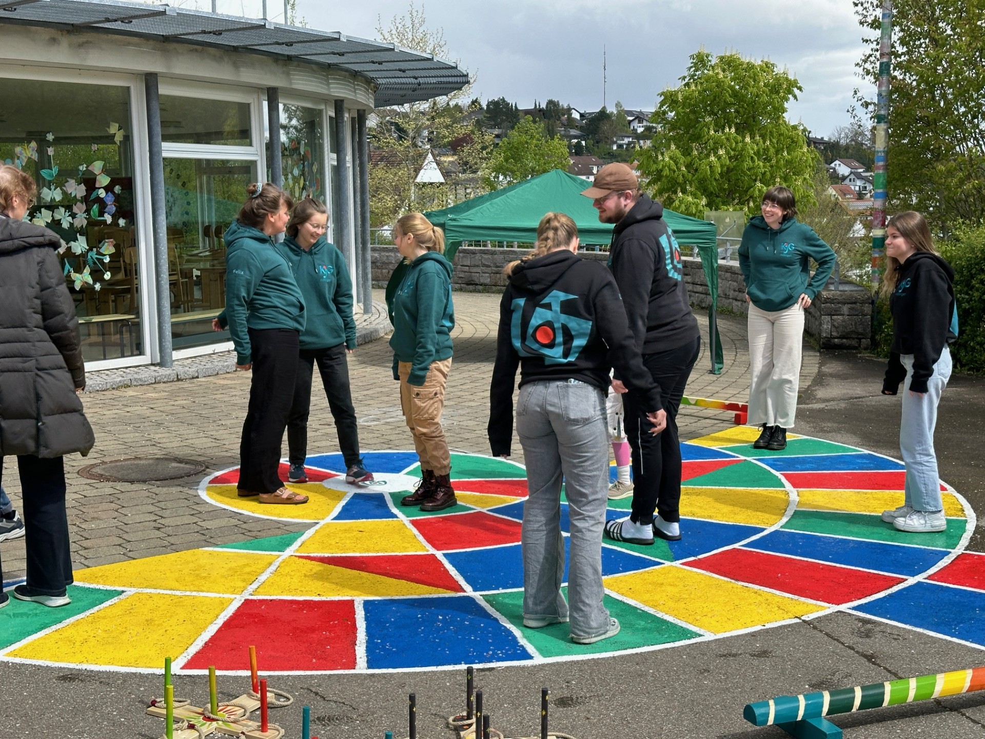 Die katholische Jugend weiht ihr Spiel auf dem Pausenhof ein.