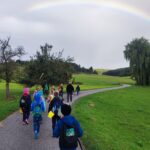 Alle Kinder der Schule gehen Äpfel sammeln!