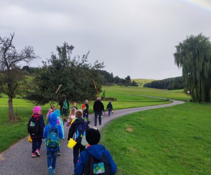 Alle Kinder der Schule gehen Äpfel sammeln!