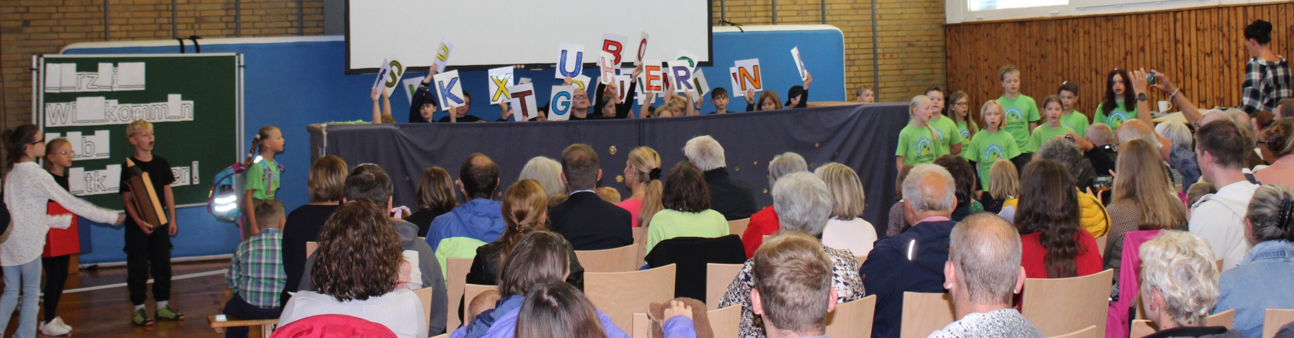 Kinder spielen ein Theaterstück vor.