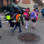 Ein Bus mit Haltestellen und Linien, aber ohne Räder