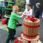 Apfelpressen auf dem Schulhof