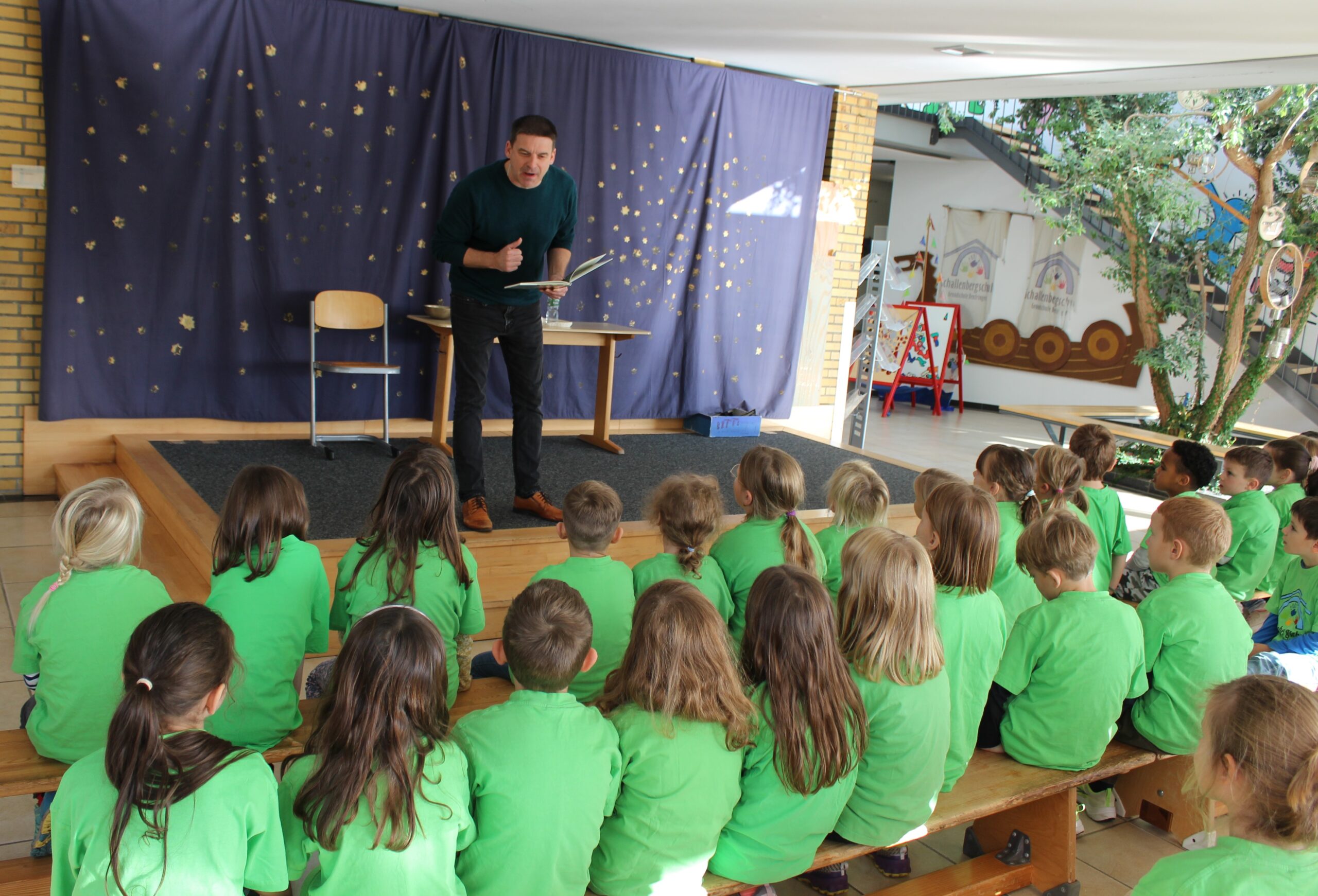 Herr Vetter liest einer Klasse etwas vor zur Frederickwoche.