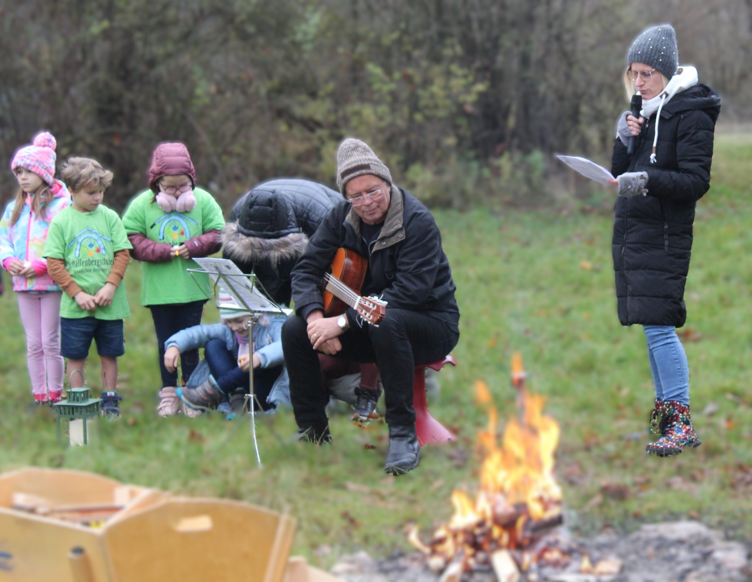 Ein Lehrer spielt Gitarre am Feuer.