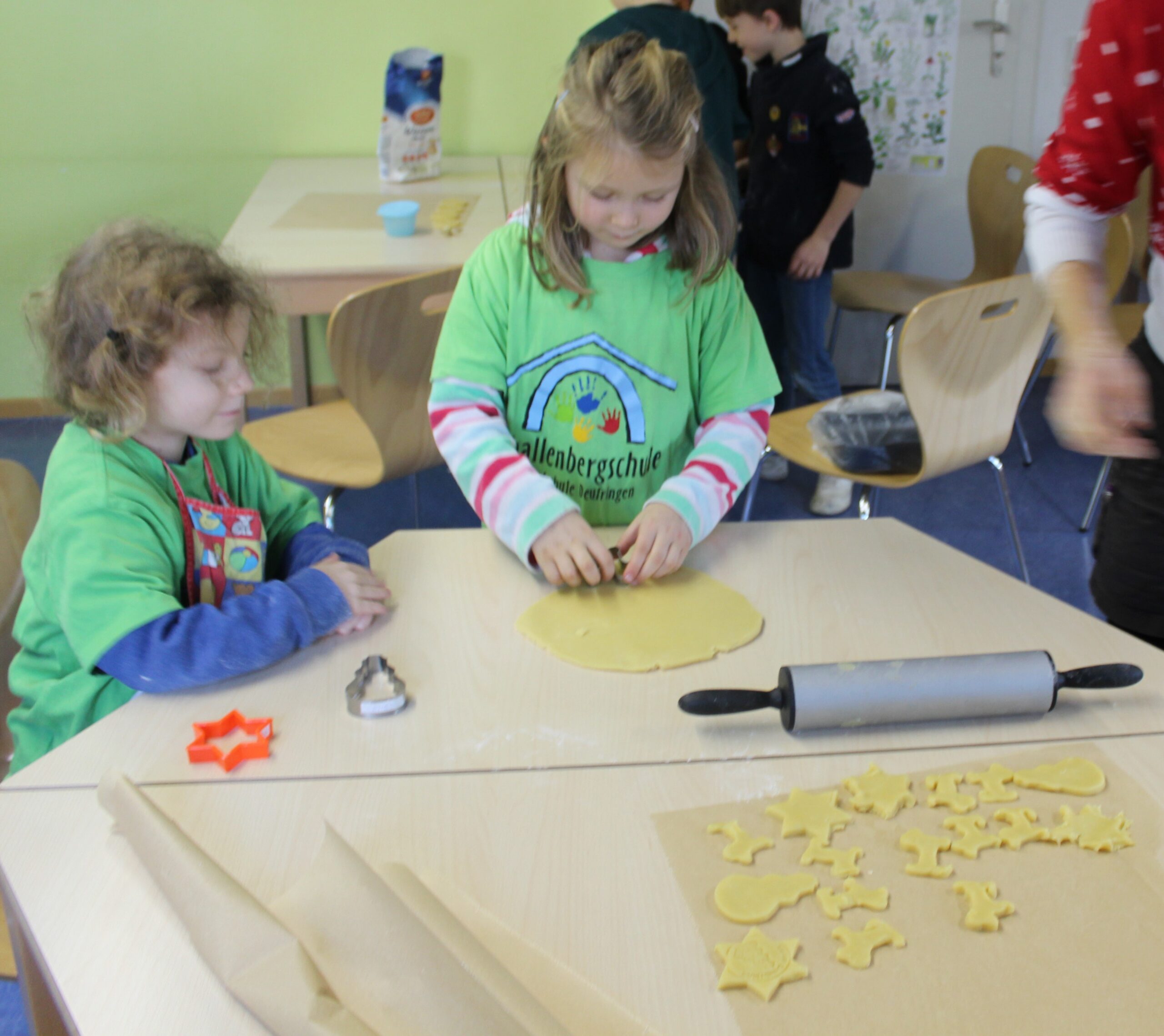 In der Schulküche wird fleißig gebacken.