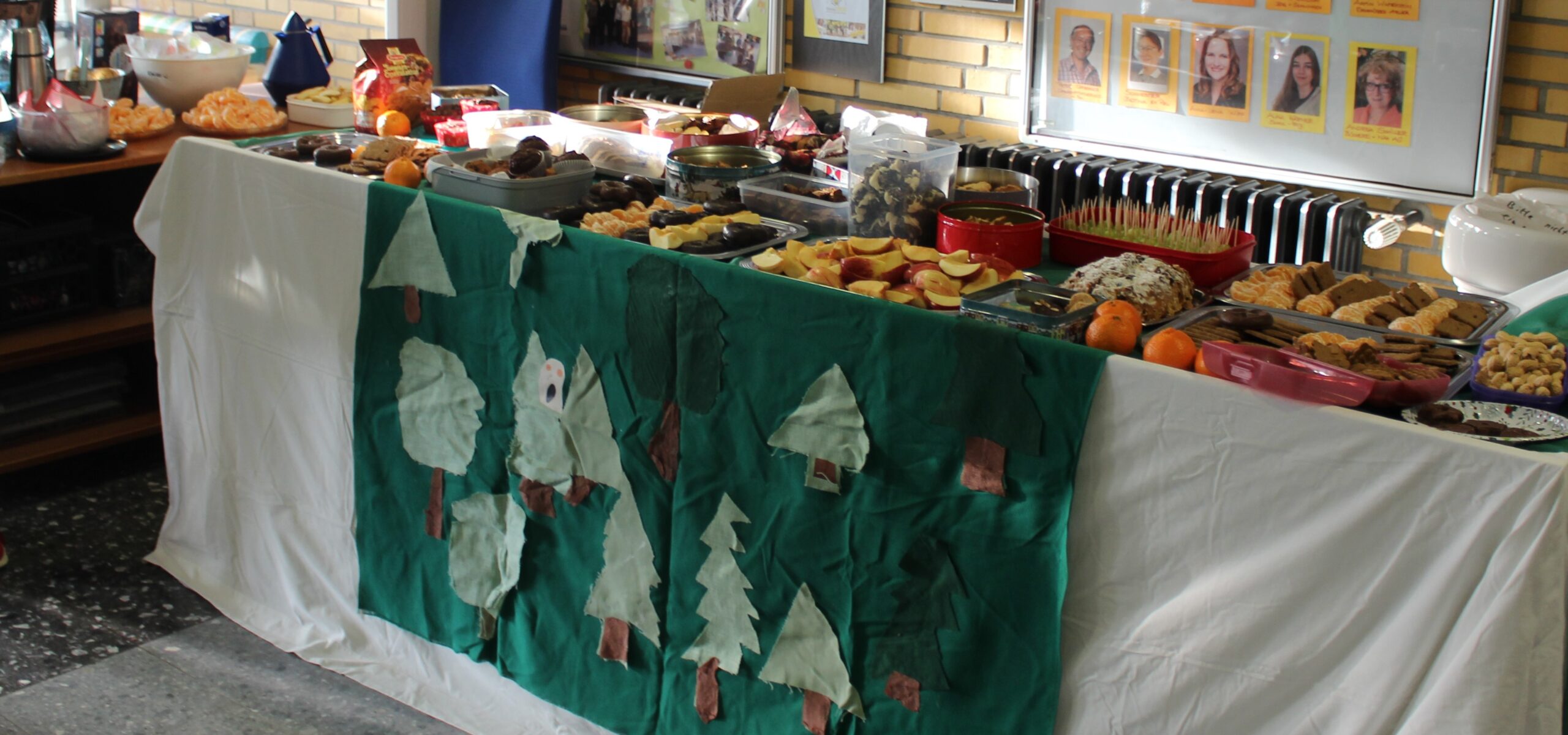 Ein herrliches Buffet mit Plätzchen, Leckereien und Punsch ist angerichtet.