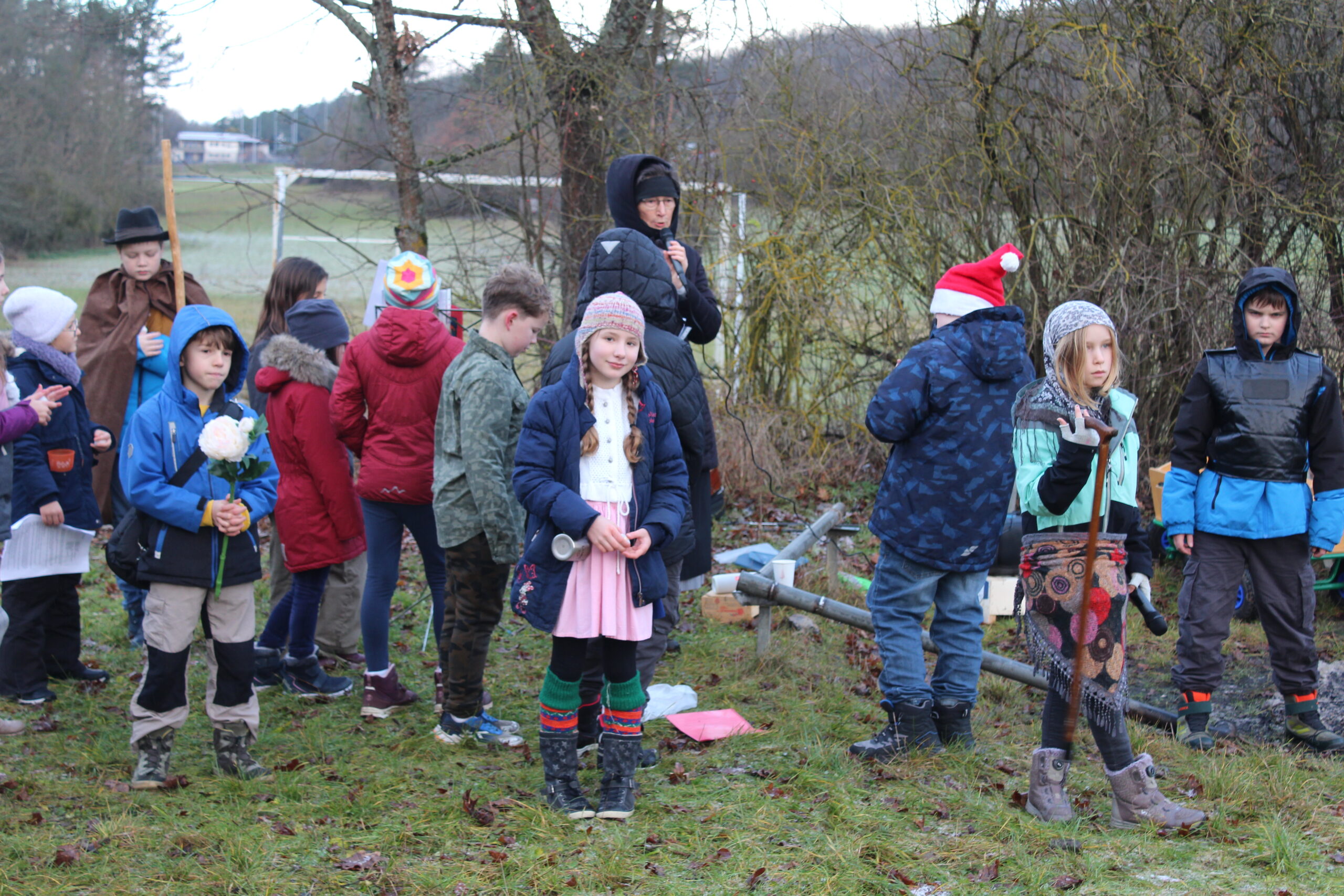 Viertklässler spielen ein Theaterstück vor.