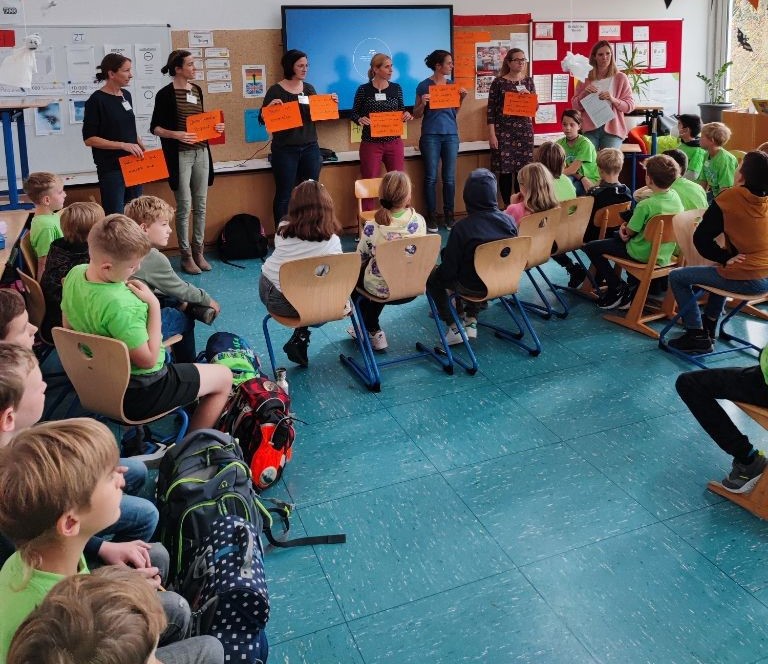 Freunde üben Rücksicht Aufnahme aus einem Klassenzimmer.