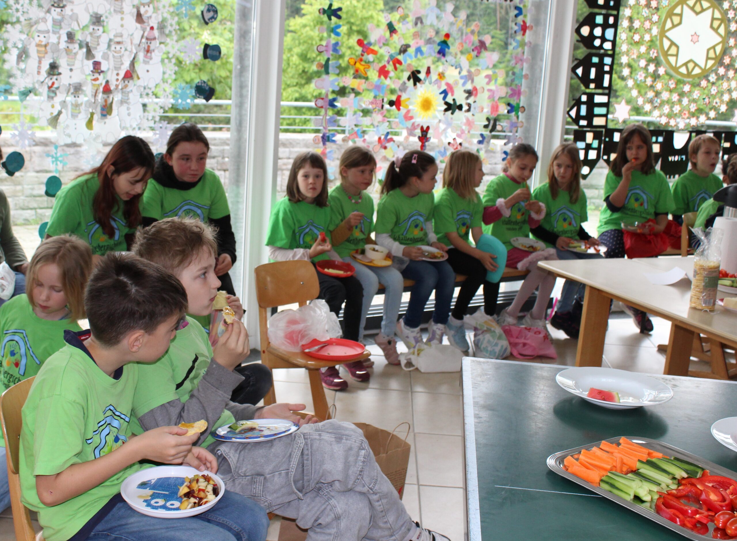 Alle Schulkinder sitzen in der Aula beim gesunden Frühstück