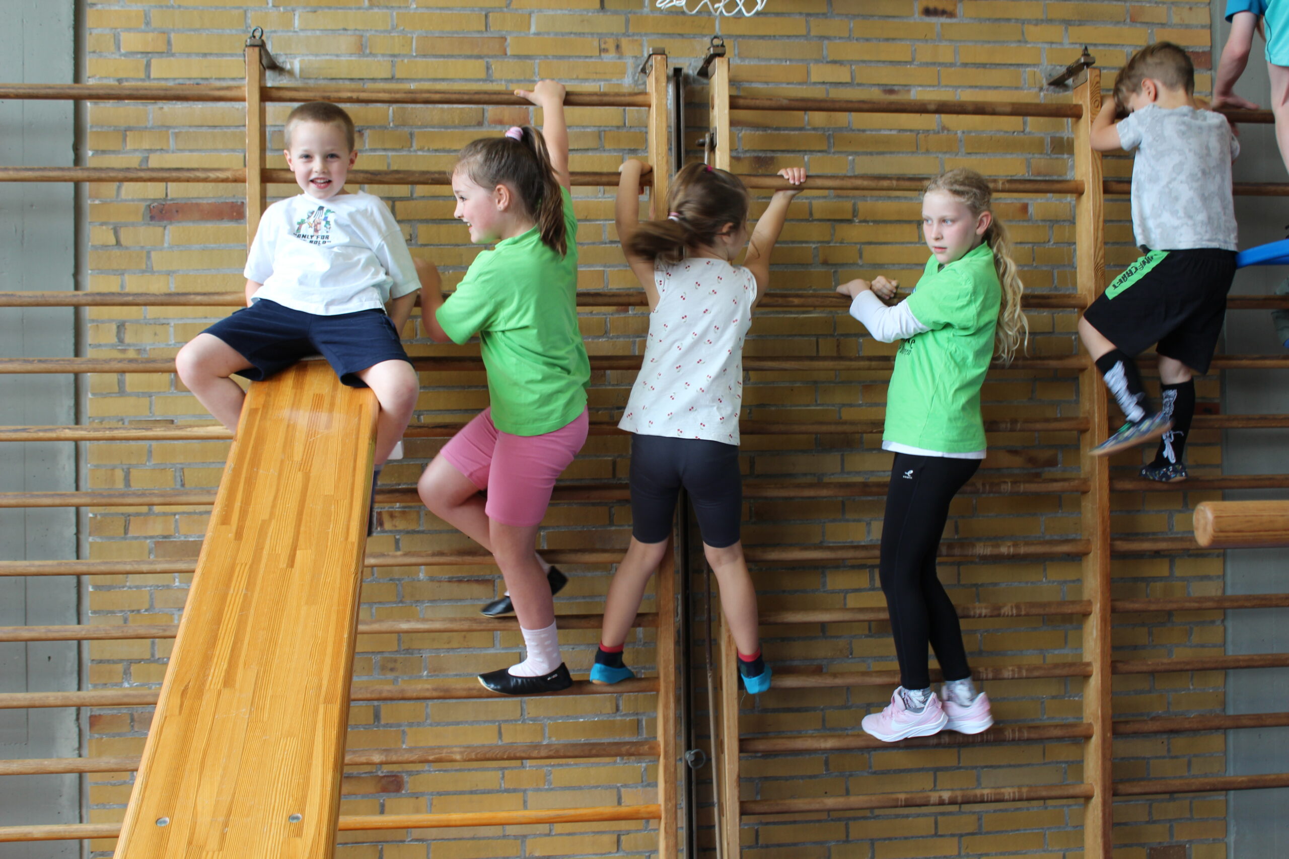 Die Drittklässler kümmern sich um die Kindergartenkinder im Gerätegarten.