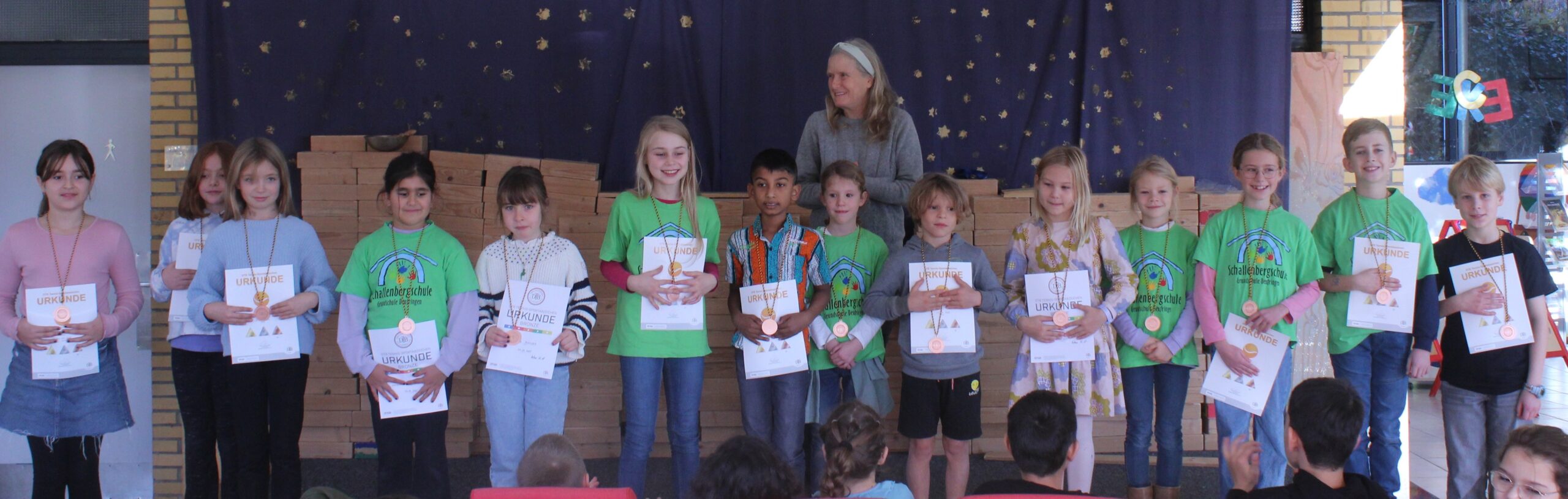Alle Teilnehmer der Tennis AG stehen mit ihren Urkunden und Medaillen vor der AG Leiterin.
