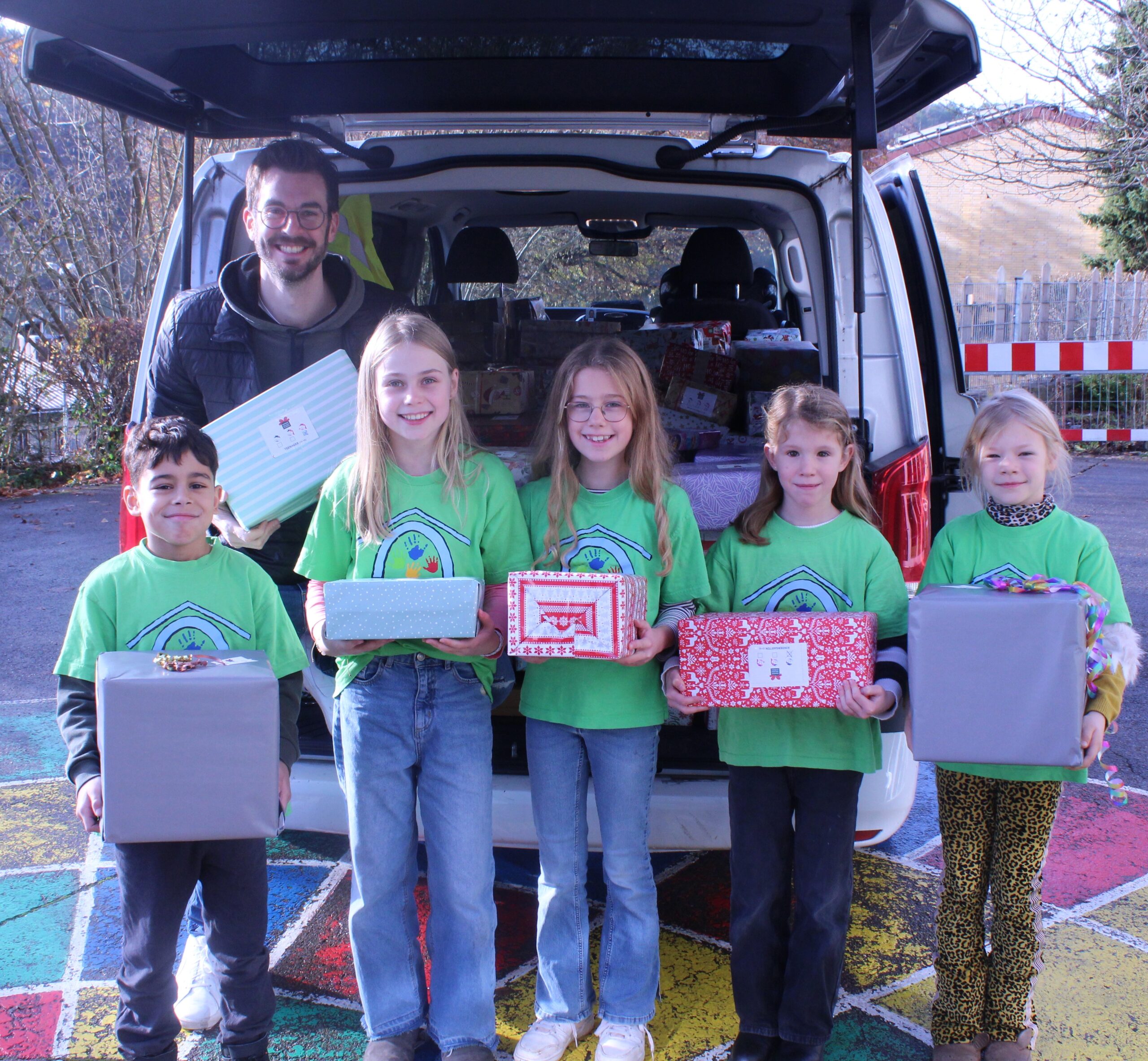 Fünf Kinder haben geholfen, die gesammelten Weihnachtspäckchen einzuladen.