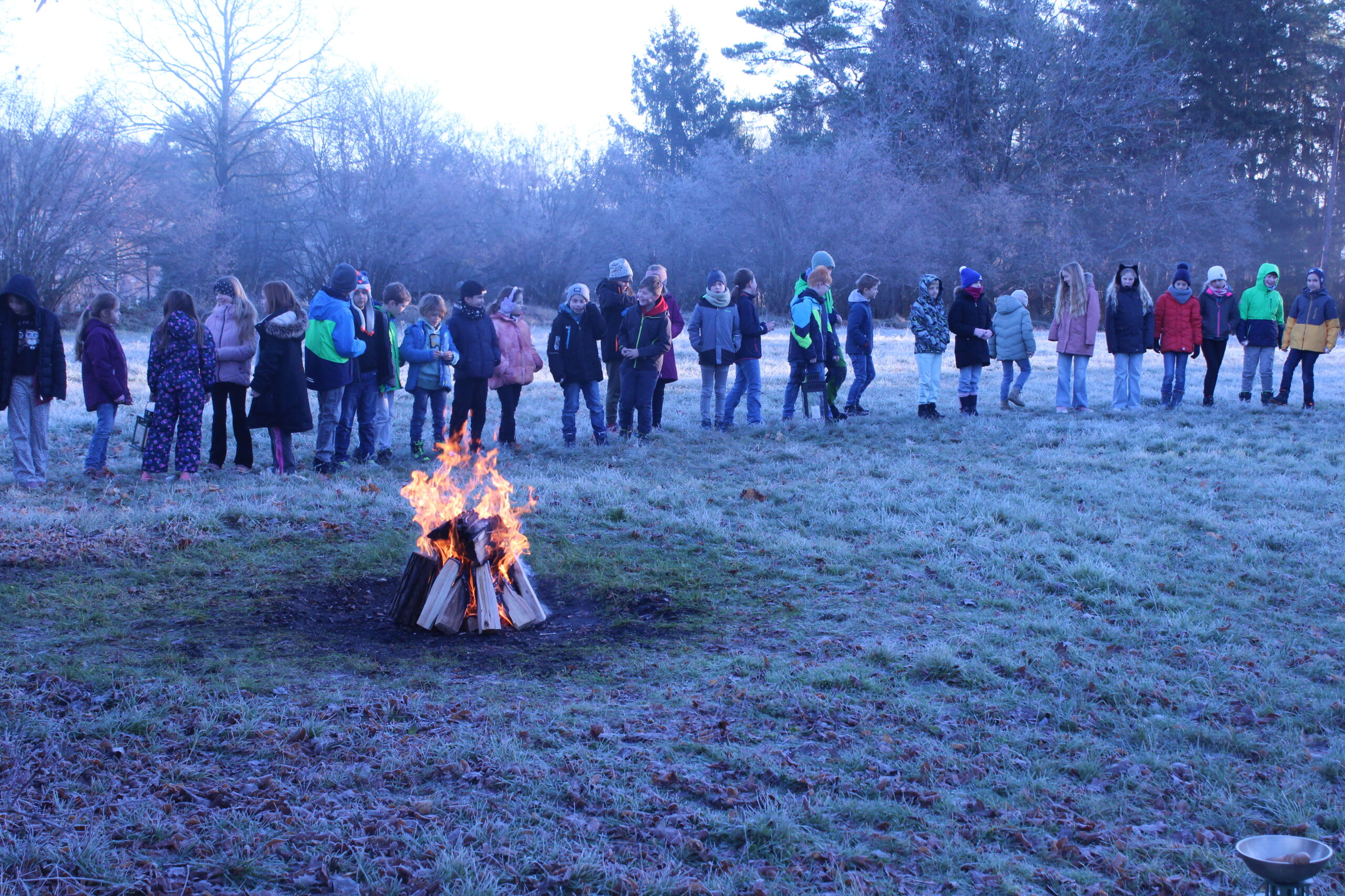 Gemeinsam wird am Feuer gesungen.