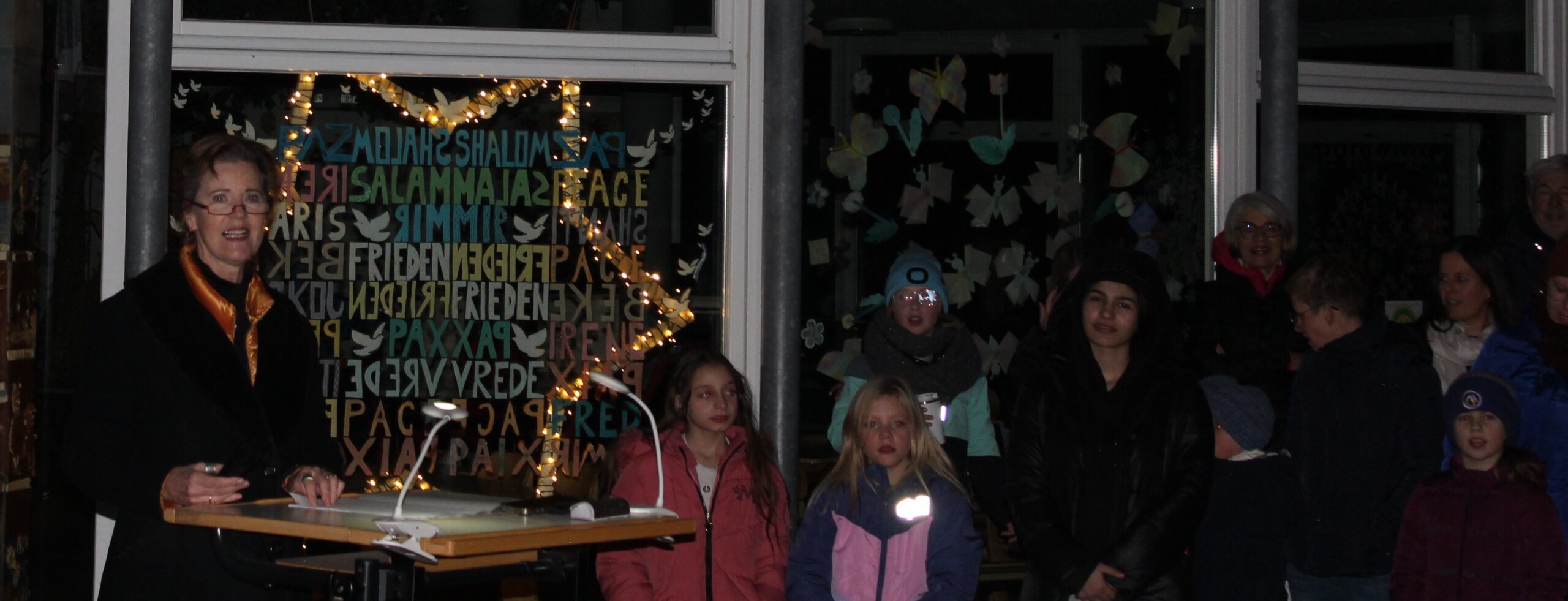 Vor der Schule treffen sich alle zum lebendigen Adventskalender.