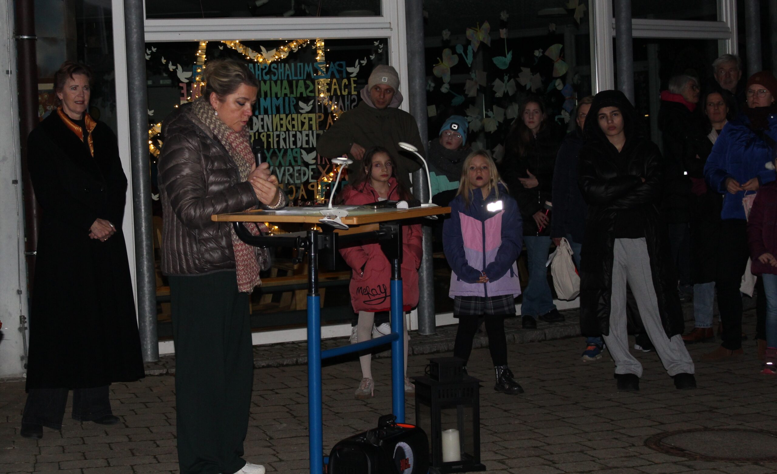 Die Rektorin Frau Sonntag liest eine Geschichte vor.