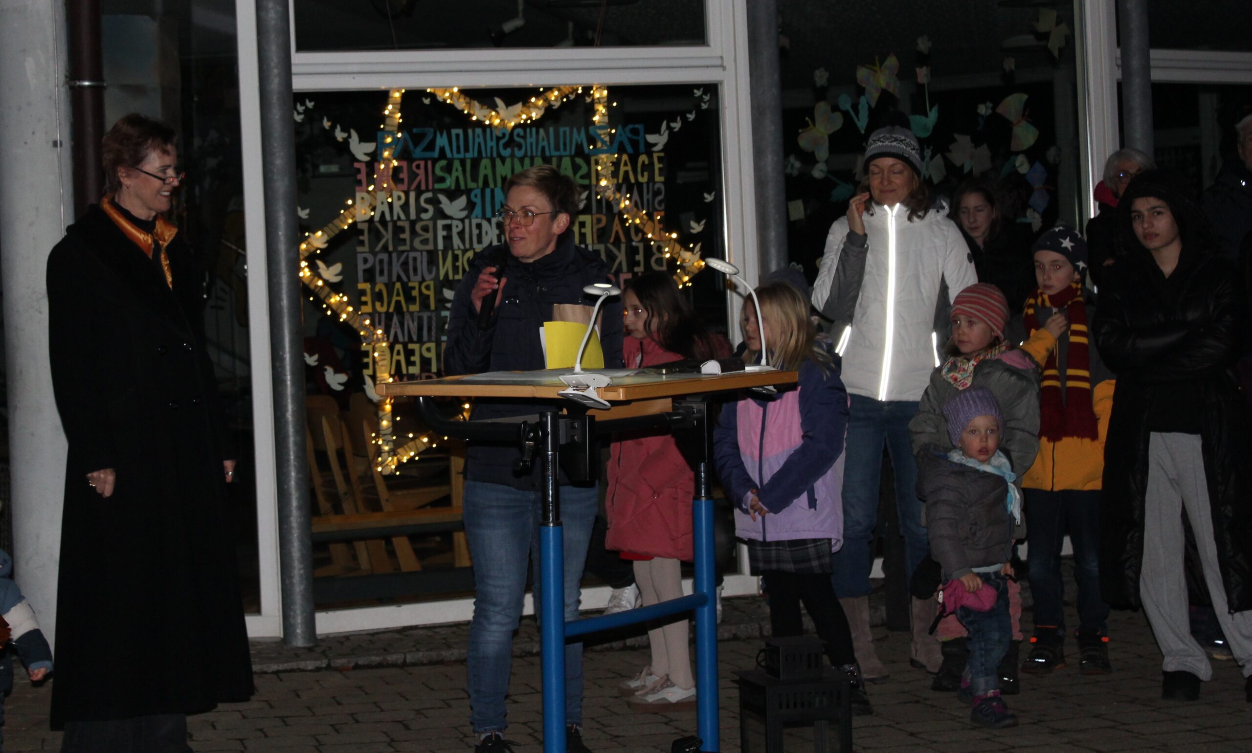 Frau Büttner, eine der Organisatorinnen des lebendigen Adventskalenders bedankt sich und spricht den Segen.
