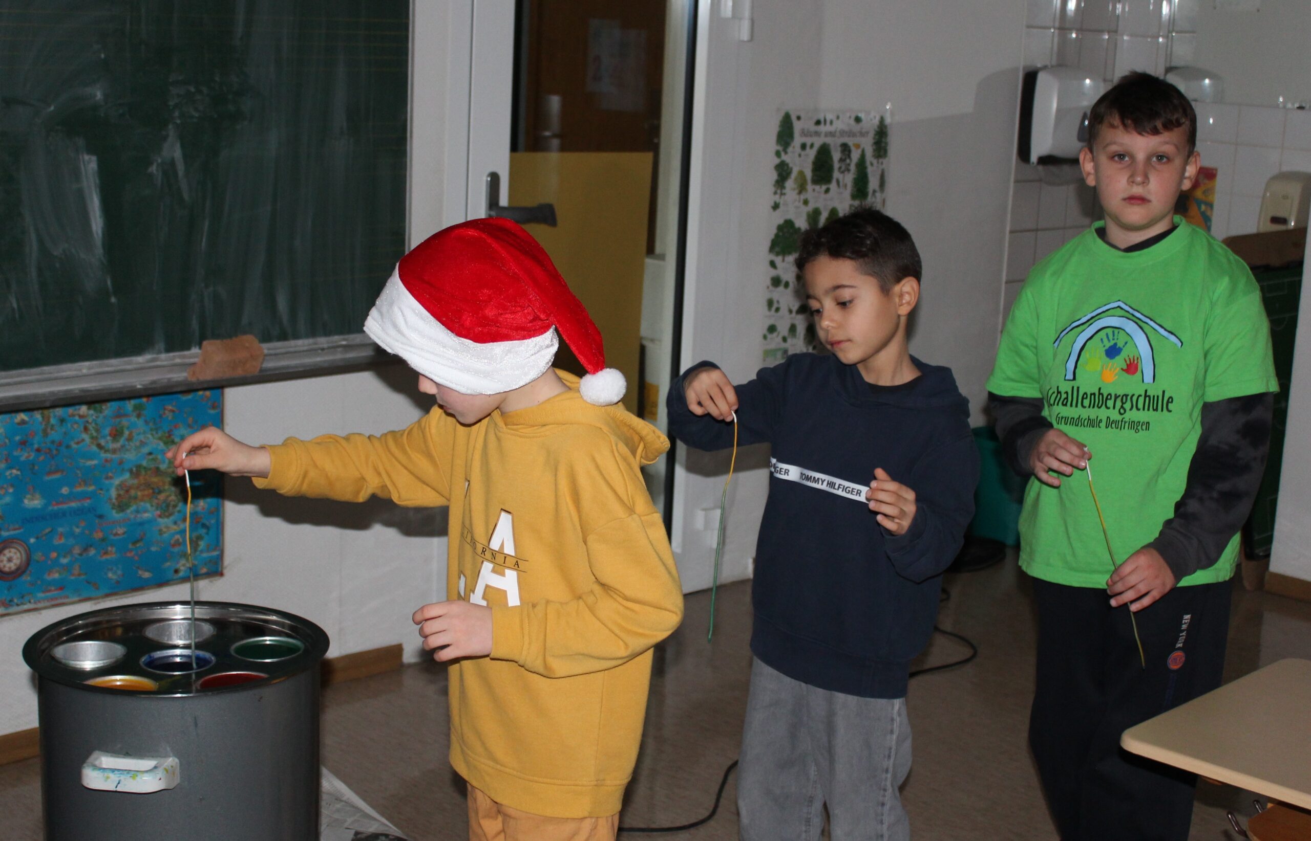 Hier sind die Kinder beim Kerzenziehen.