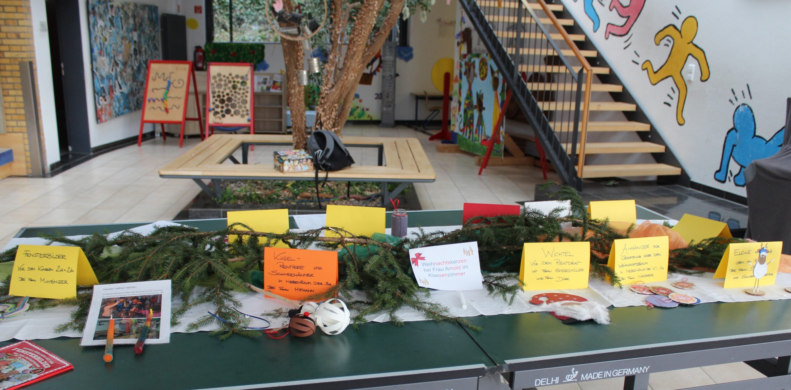 Auf der Tischtennisplatte sind alle Stationen ausgestellt, damit sich die Kinder orientieren können, was es wo gibt.