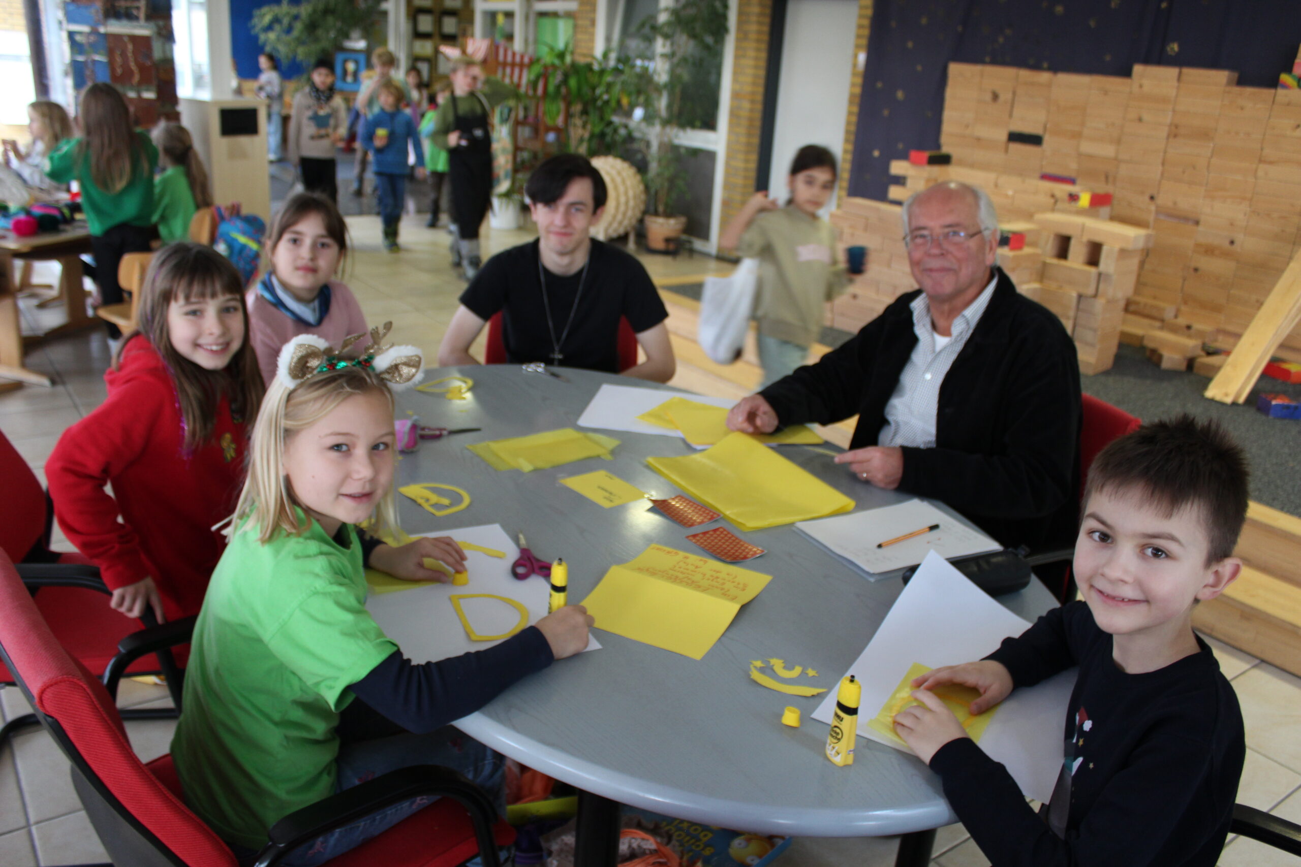 Hier werden Fensterbilder gebastelt.