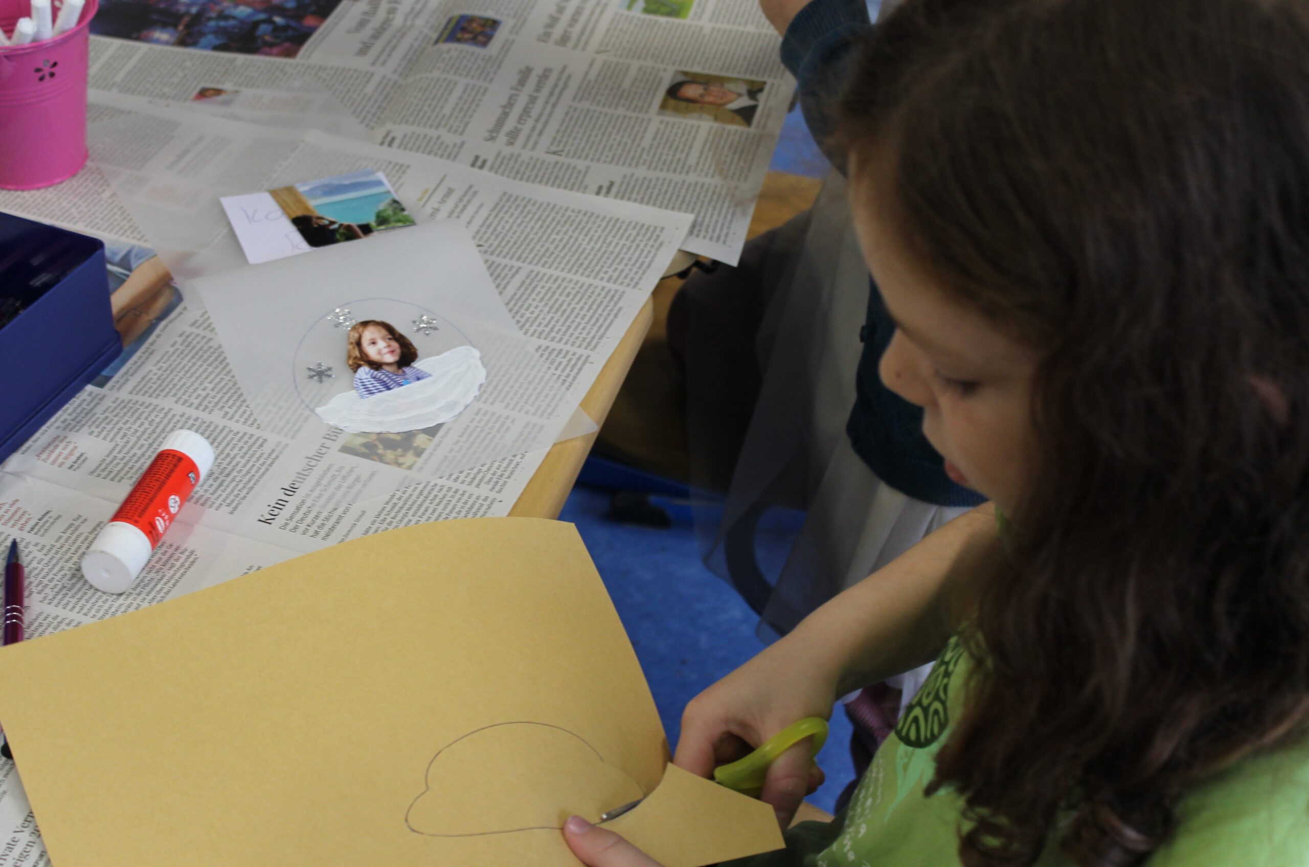 Ein Kind bastelt eine Schneekugel