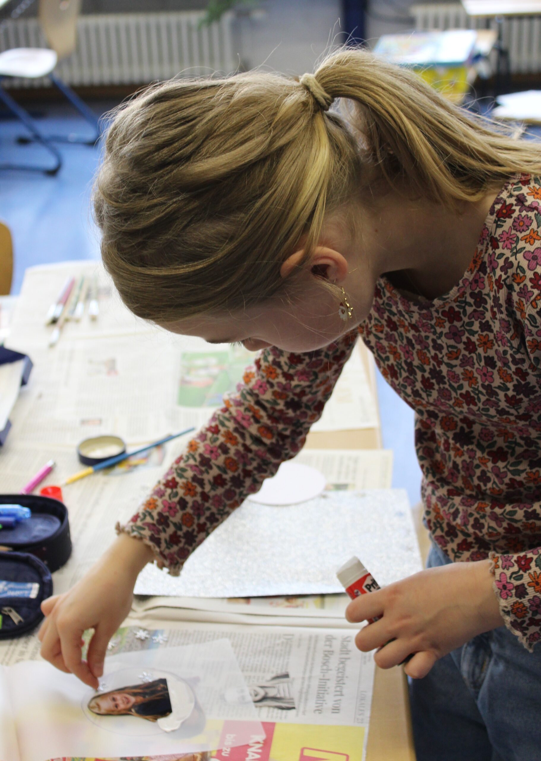 Ein Mädchen bastelt eine Schneekugel.