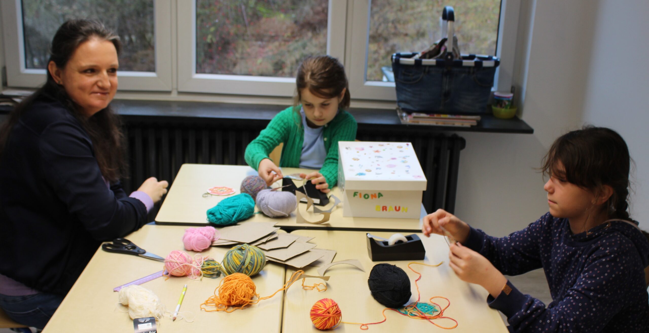 Hier werden Baumanhänger gebastelt.