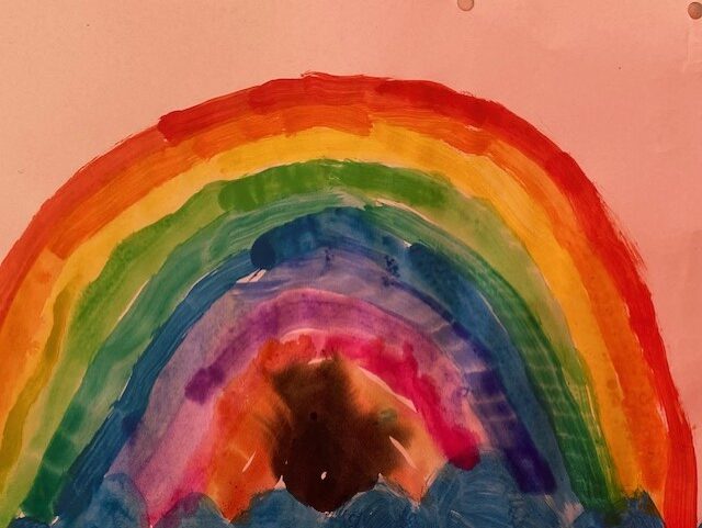 Regenbogenbild eines Erstklässlers mit Wasserfarben.