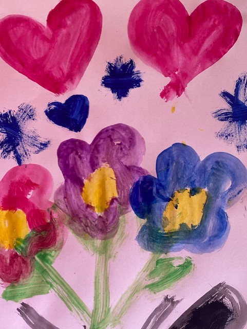 Ein Blumenbild mit Wasserfarben eines Erstklässlers.