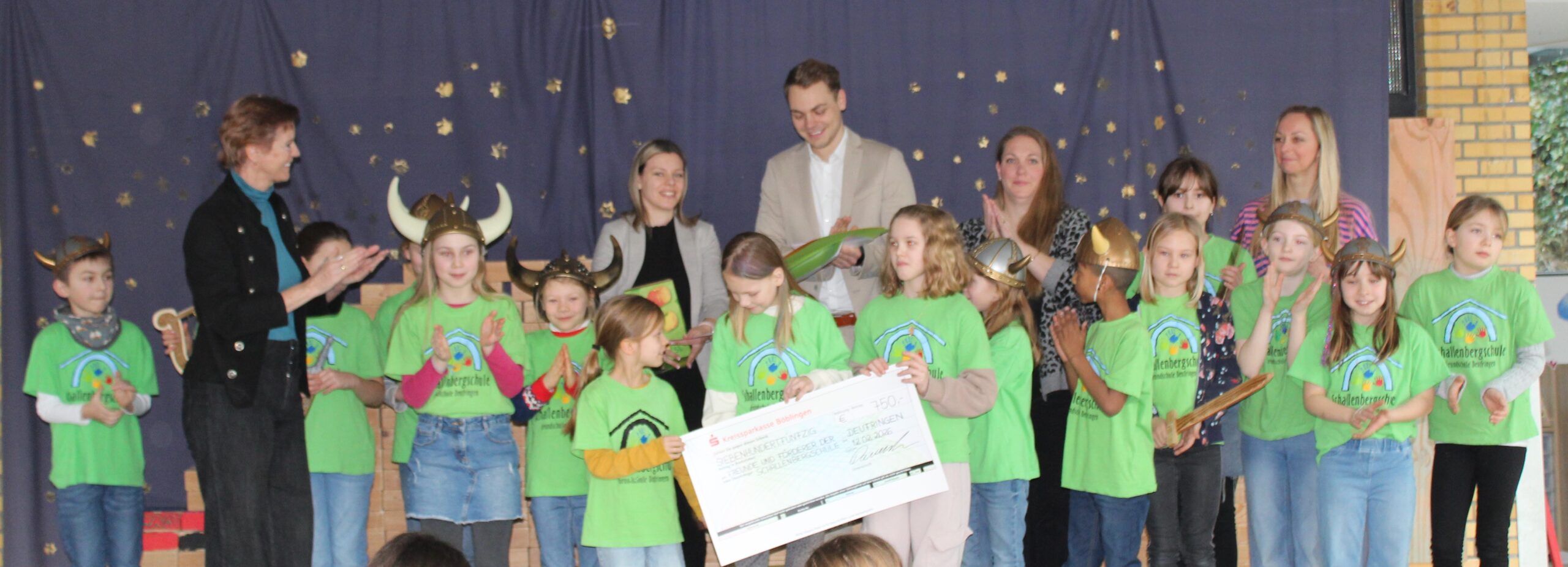 Kinder halten einen Spendenscheck der Kreissparkasse.