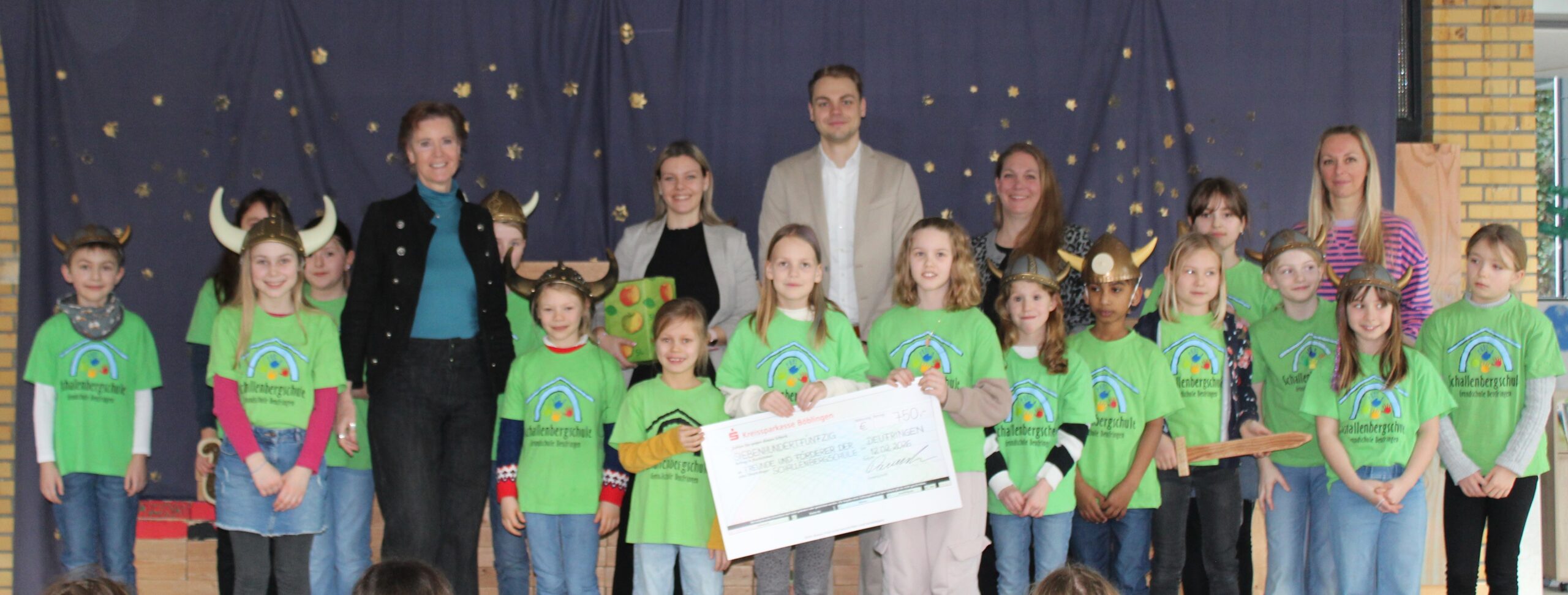 Als Dankeschön für den Scheck erhalten Frau Goldbach und Herr Dannecker je einen 5l Bag in Box von unserem selbst hergestellten Apfelsaft.
