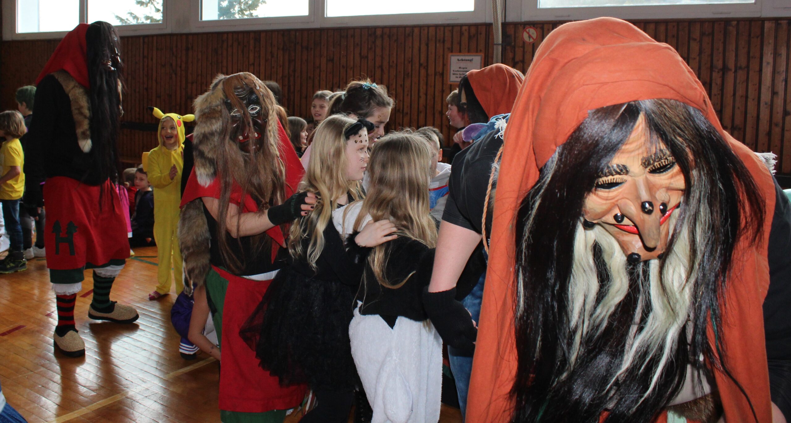 Eine große Polonaise wird getanzt.