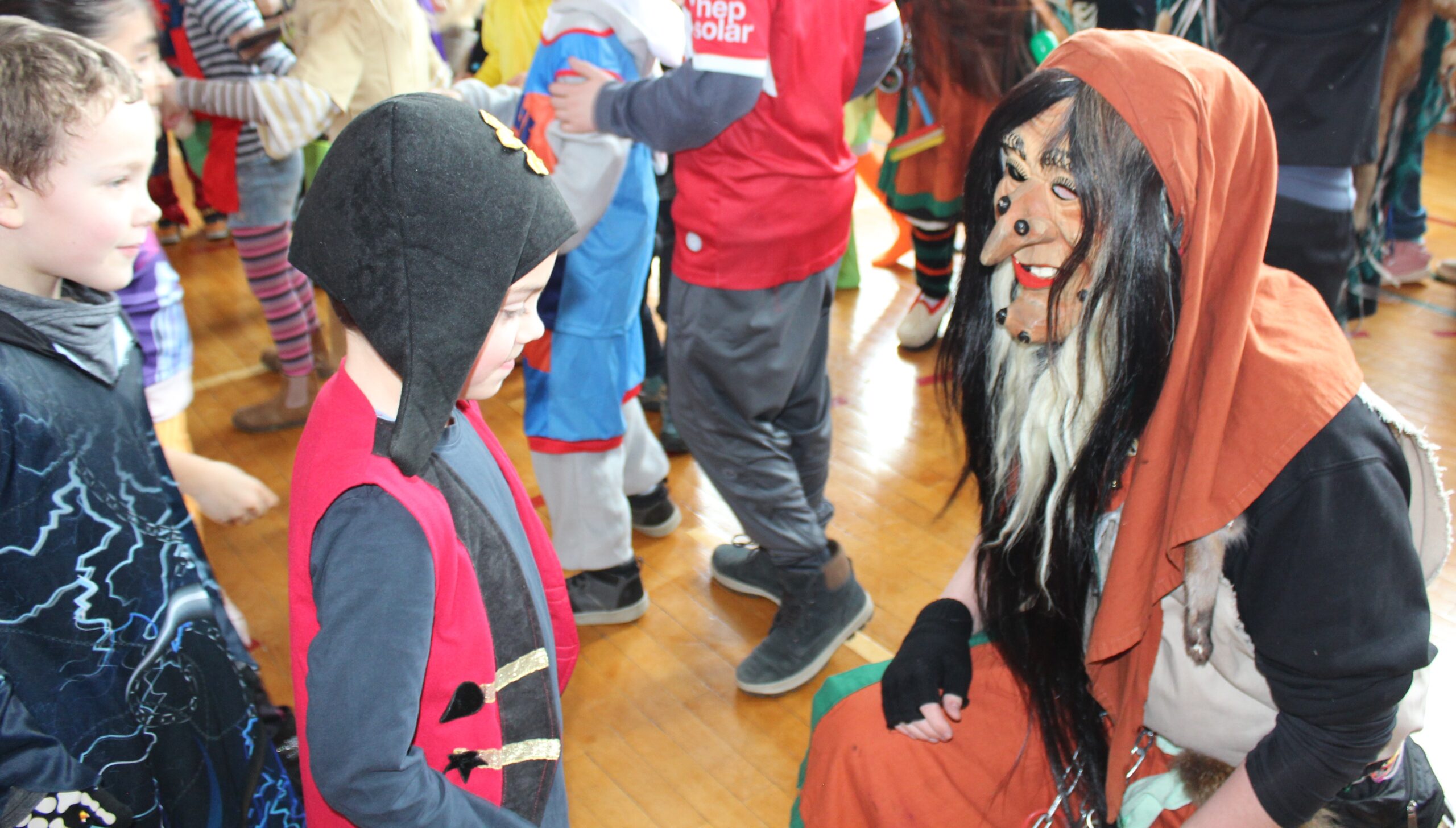 Eine Hexe nimmt Kontakt auf mit einem Kind.