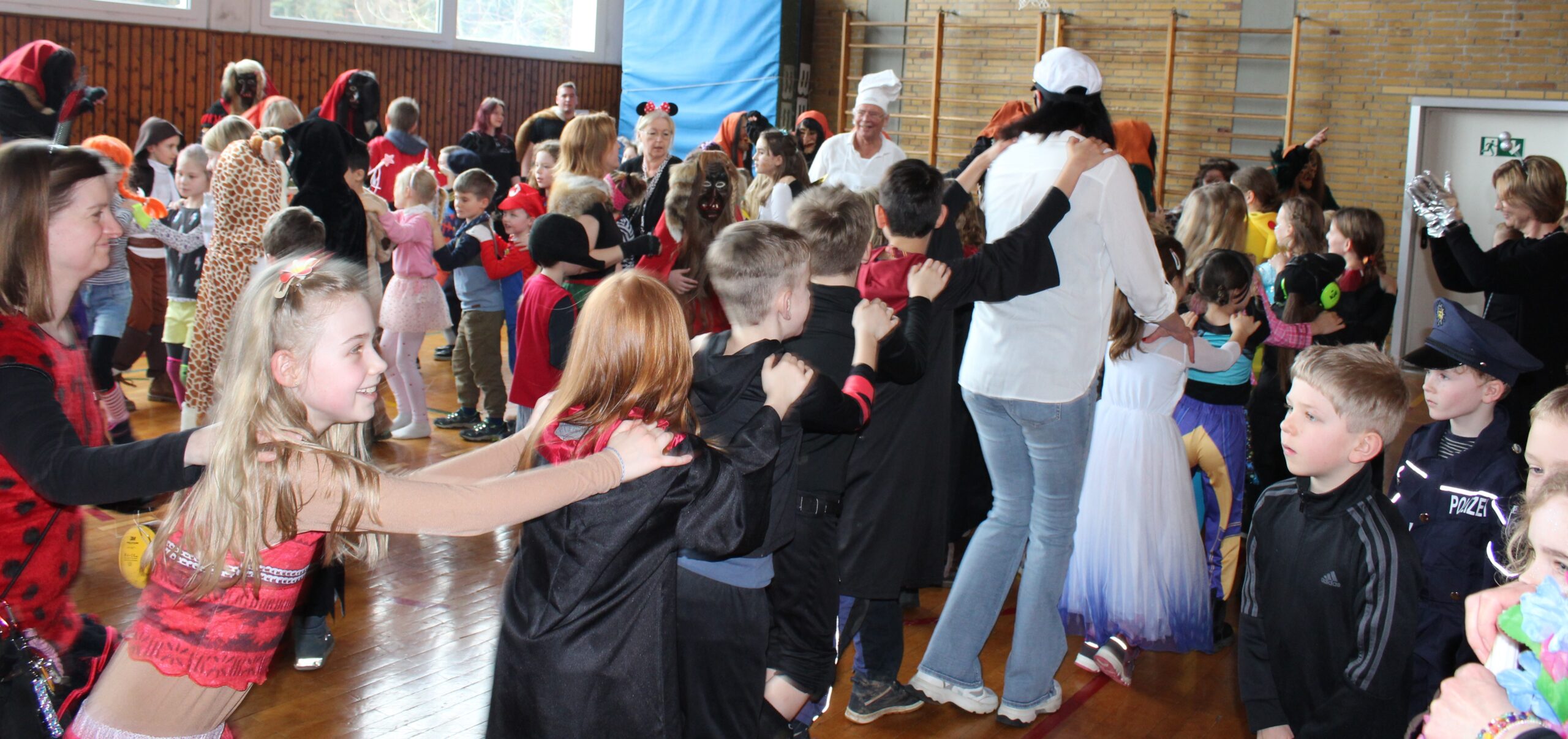 Alle tanzen zusammen eine Polonaise.