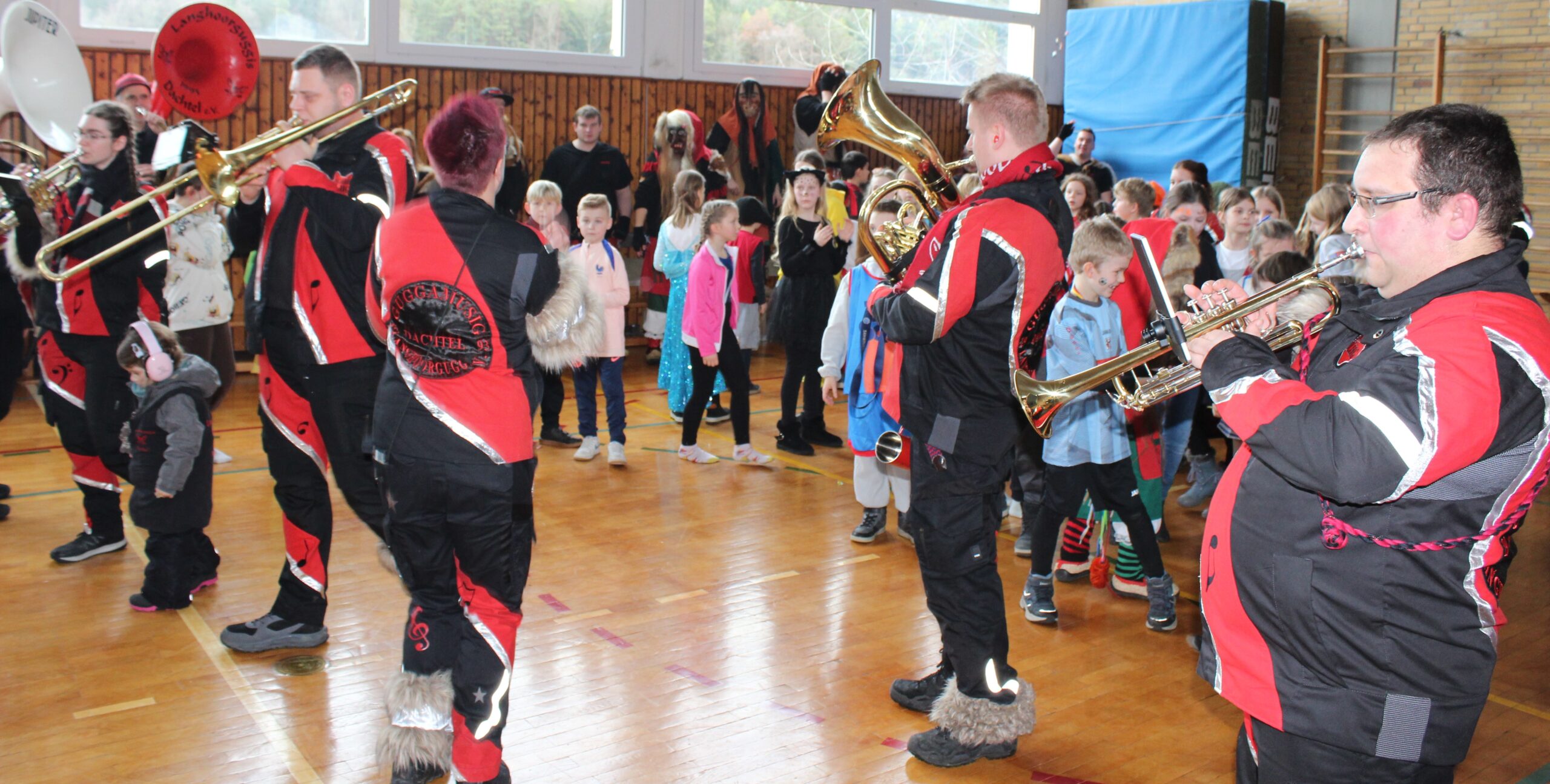 Die Musikanten spazierten spielend durch die tanzenden Kinder.