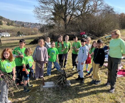 Fleißige Helfer auf der Streuobstwiese