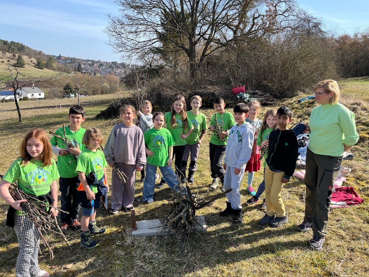 Fleißige Helfer auf der Streuobstwiese