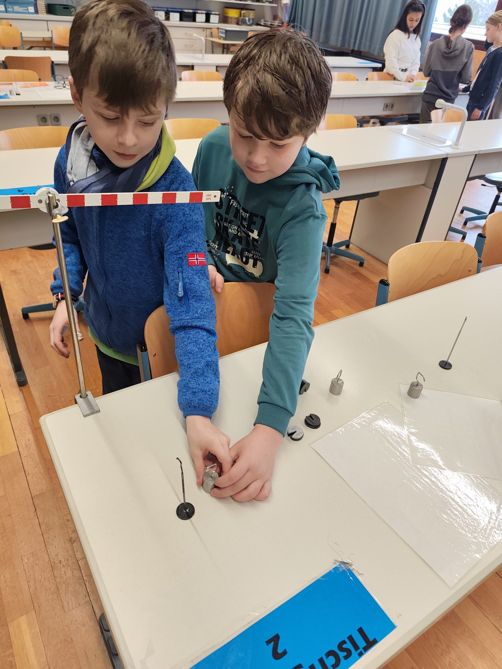 Zwei Jungens machen Experimente.